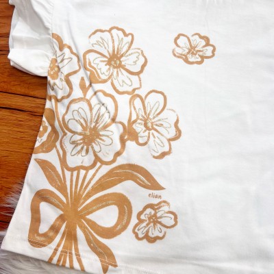 Conj. Camiseta com Flores Douradas e Short em Linho - Off White